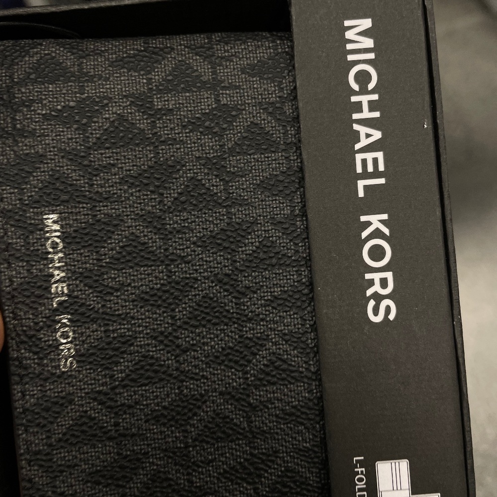 Michael kors bi fold wallet